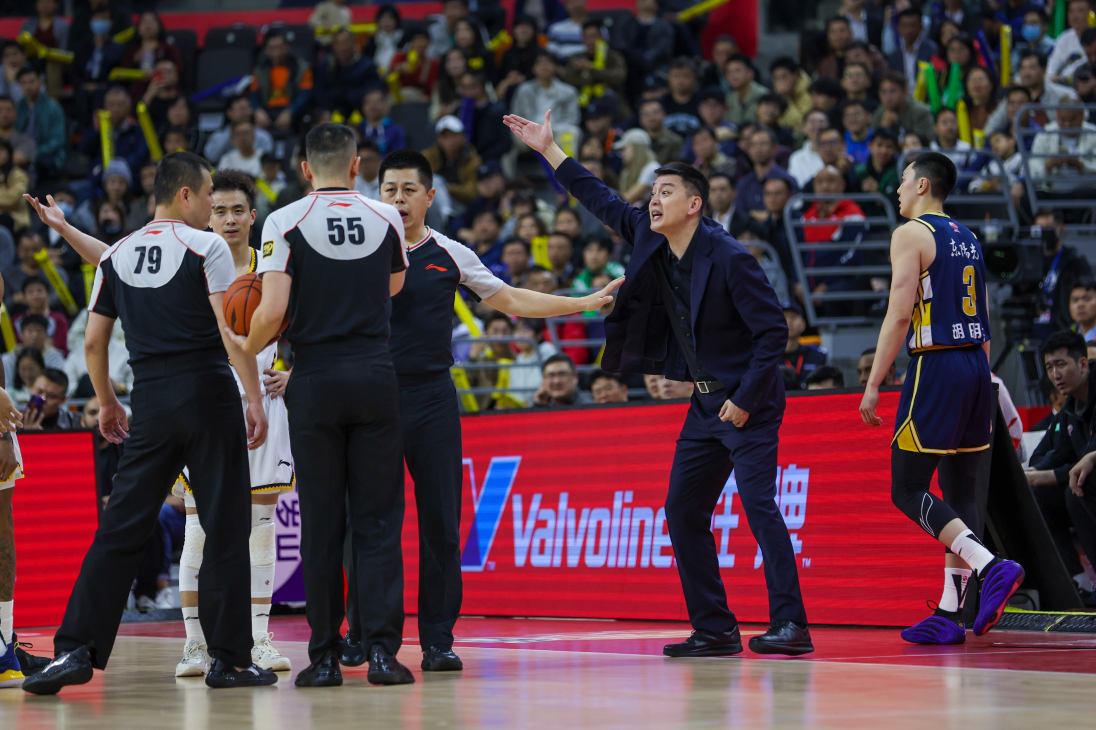 开云-里程碑夜！广厦男篮战术微调；NBA总决赛赛前刷纪录；球迷炸锅；身体对抗强度拉满