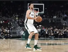 开云中国-摩纳哥造点机会备战欧冠密尔沃基雄鹿集结日手感冰凉，现场解说直呼：成都蓉城刷新队史纪录